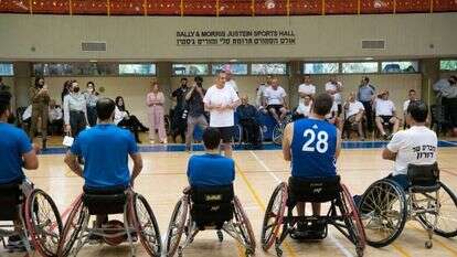 הרמטכ"ל כוכבי והשחקנים על המגרש. | דובר צה"ל