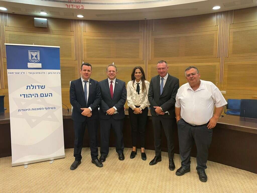 מימין לשמאל:
ח״כ דוד ביטן, מזכ״ל הסוכנות היהודית ג׳וש שוורץ, ח״כ מירב בן ארי, יו״ר בפועל של הסוכנות היהודית יעקב חגואל, וח״כ יבגני סובה.
