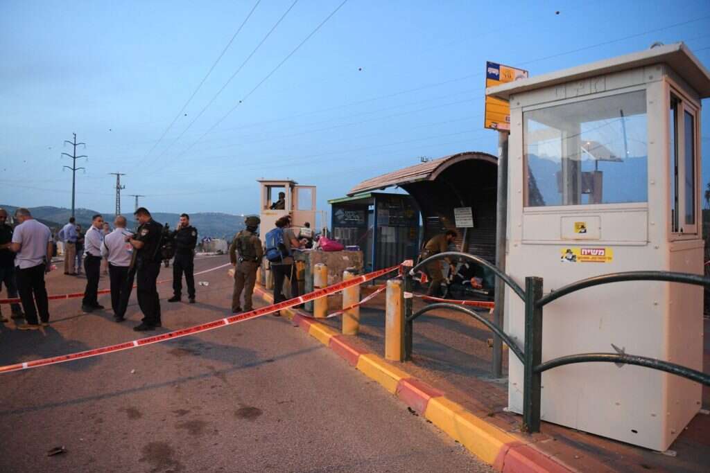 זירת הפיגוע בצומת תפוח בו נרצח יהודה גואטה ובניה פרץ נפצע. | יוסי זליגר
