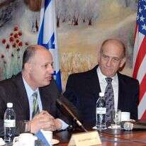 שירת תחת ראש ממשלה שביקש להמשיך מ"התנתקות" ל"התכנסות". אהוד אולמרט וצחי הנגבי, 2008. | משה מילנר, לע"מ