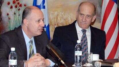 שירת תחת ראש ממשלה שביקש להמשיך מ"התנתקות" ל"התכנסות". אהוד אולמרט וצחי הנגבי, 2008. | משה מילנר, לע"מ