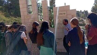 מנציחים את נופלי ונפטרי גוש עציון. | חדוה ברס