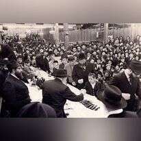 ג'ייקובסון כילד עם אביו בהתוועדות של הרבי מלובביץ'. | באדיבות המצולם