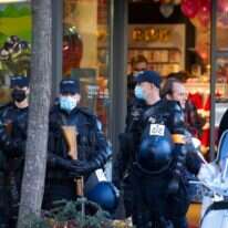 כוחות הביטחון מחוץ לחנות בשוויץ. | שאטרסטוק