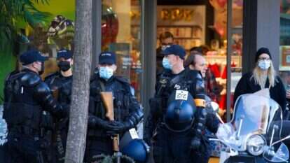 כוחות הביטחון מחוץ לחנות בשוויץ. | שאטרסטוק