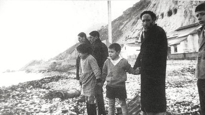 יהודים במרוקו ממתינים לעלות על סיפון אגוז. | באדיבות ארכיון פעילי המחתרת ההעפלה ואסירי ציון בצפון אפריקה