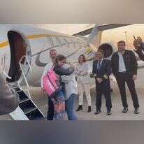 בני הזוג אוקנין בשדה התעופה בישראל. | רשות שדות התעופה