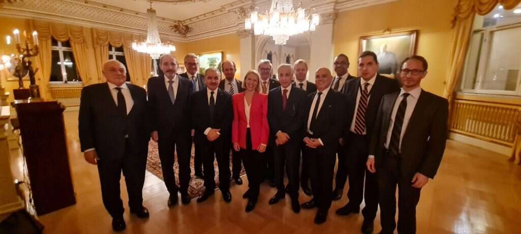 השר פריג' (רביעי מימין) וראש הממשלה  הפלסטיני מוחמד אשתייה (רביעי משמאל) באוסלו, השבוע. | המשרד לשיתוף פעולה אזורי