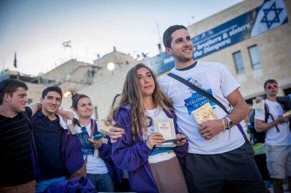 השבעה של יהודי התפוצות למדינת ישראל בכותל המערבי. ארכיון. | יונתן זינדל פלאש 90