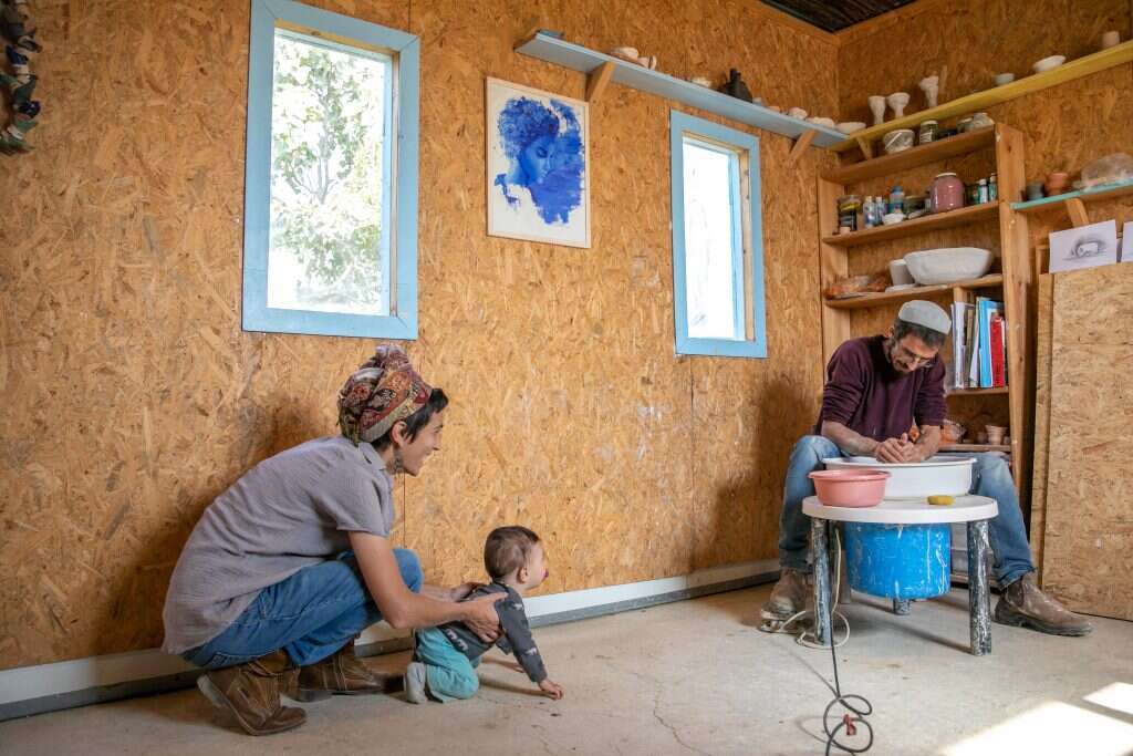 צביה בזק ומשפחתה בביתם. | יוסי אלוני