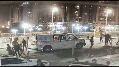 המהומה מחוץ לבית החולים סורוקה, השבוע. צולם במצלמות האבטחה