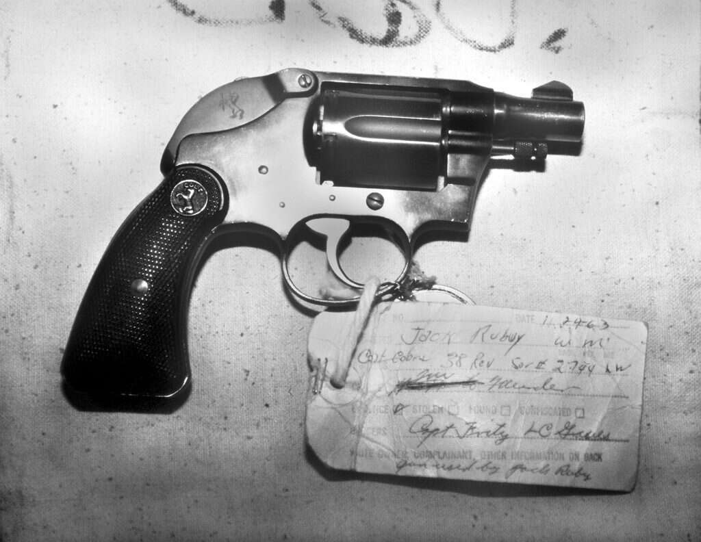 החשוד הדף את היד המושטת לחזה והקליע פגע בו נמוך יותר. האקדח של ג'ק רובי. | גטי אימג'ס