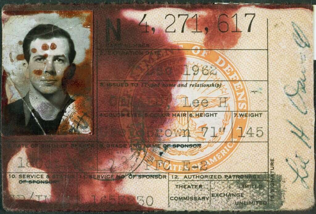 הרצח הראשון בהיסטוריה שהוצג בשידור חי. תעודת הזהות הצבאית של אוסוואלד. | גטי אימג'ס