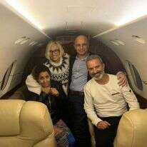 בני הזוג אוקנין ונציגי משרד החוץ בדרכם לישראל. | משרד החוץ