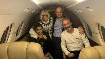 בני הזוג אוקנין ונציגי משרד החוץ בדרכם לישראל. | משרד החוץ