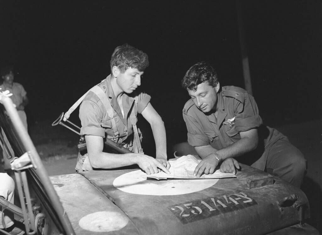 הרפתקאות מדבר. אריאל שרון ומאיר הר־ציון ב־ 1954. | אסף קוטין ארכיון צהל ובמחנה