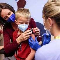 חיסון ילד מפני הקורונה בדנבר, קולורדו | גטי אימג'ס חיסון ילד מפני הקורונה בדנבר, קולורדו | גטי אימג'ס