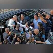 בני הזוג אוקנין מגיעים לביתם לאחר ששוחררו ממעצר בטורקיהץ | AFP