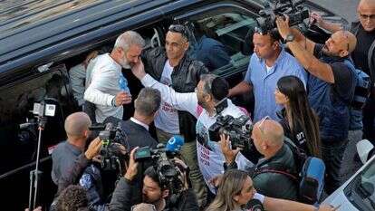 בני הזוג אוקנין מגיעים לביתם לאחר ששוחררו ממעצר בטורקיהץ | AFP