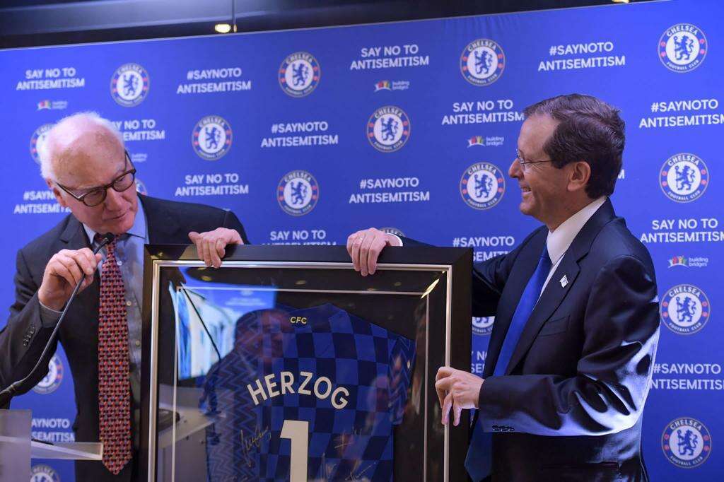 הנשיא הרצוג מקבל חולצה ממועדון הכדורגל צ'לסי. קובי גדעון, לע"מ