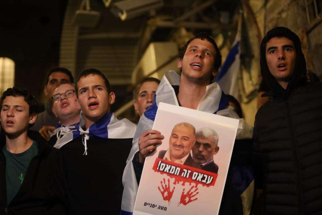 צעירים מוחים על הפיגוע בעיר העתיקה. | צעירי הציונות הדתית