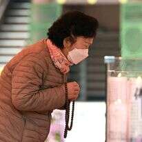 אמו של נבחן מתפללת להצלחתו. | AFP