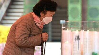 אמו של נבחן מתפללת להצלחתו. | AFP