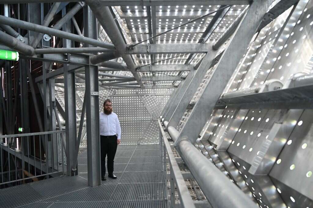 הרב שלמה קובס עומד בתוך המסדרון התלוי של 'בית הגורל' בבודפשט, שנבנה בצורת מגן דוד ומשקיף אל תחנת הרכבת לשעבר, משם גורשו יהודים למחנות הריכוז, 27 באוגוסט 2021. | כנען ליפשיץ