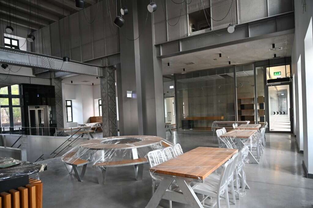 הקפטריה במוזיאון השואה 'בית הגורל', ממתינה למבקרים שש שנים לאחר שהושלמה בניית המוזיאון, אף שמעולם לא נפתח לקהל הרחב. | כנען ליפשיץ