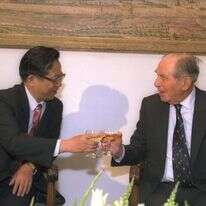 הנשיא השישי חיים הרצוג עם שגריר סין בישראל, 1992. | AFP