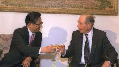 הנשיא השישי חיים הרצוג עם שגריר סין בישראל, 1992. | AFP