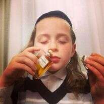 לאה גולדה הולטרמן. שרוליק, 2014, הבדלה. בורא מיני בשמים.
מתוך שער הגיליון הרביעי של כתב העת "יהי" ליצירה חרדית