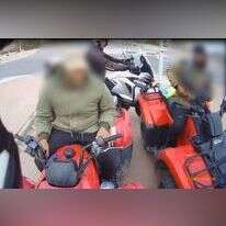 שוטרים עוזרים בדואים בכביש בדרום. | מסך: סרטון של משטרת ישראל