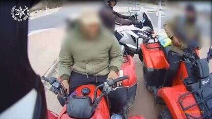 שוטרים עוזרים בדואים בכביש בדרום. | מסך: סרטון של משטרת ישראל שוטרים עוזרים בדואים בכביש בדרום. | מסך: סרטון של משטרת ישראל