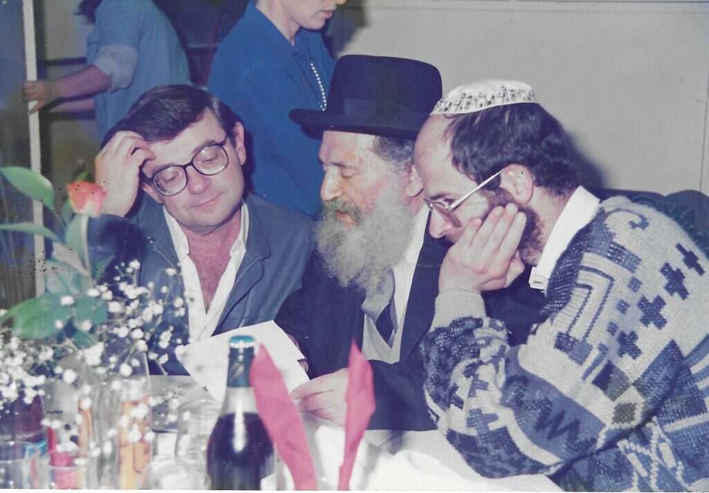 הרב נריה עם המראיין חגי סגל ועורך "נקודה" חשראך הראל, 1989. תילום: באדיבות חגי סגל