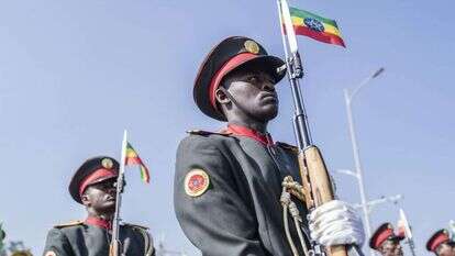 חיילים של צבא אתיופיה צועדים לחזית. | EPA חיילים של צבא אתיופיה צועדים לחזית. | EPA