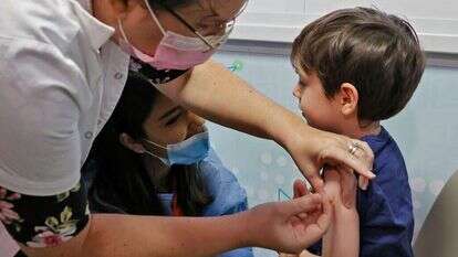 חיסון ילדים נגד קורונה. | AFP חיסון ילדים נגד קורונה. | AFP