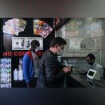 חלפני מטבע ליד כיכר טקסים באיסטנבול, אתמול. | איי.פי.איי