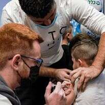 ילד ישראלי מקבל חיסון לקורונה עם פתיחת מבצע חיסון הילדים. | AFP