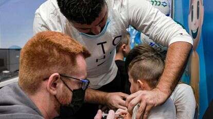 ילד ישראלי מקבל חיסון לקורונה עם פתיחת מבצע חיסון הילדים. | AFP ילד ישראלי מקבל חיסון לקורונה עם פתיחת מבצע חיסון הילדים. | AFP