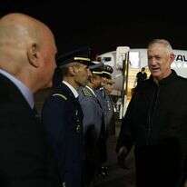 שר הביטחון בני גנץ אחרי הנחיתה במרוקו. | אריאל חרמוני