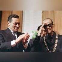 השמיע את קולו על חשיבות השלום ולא חסך ביקורת מישראל. נגיב מחפוז עם נשיא מצרים חוסני מובארכ, 1988. | AFP