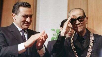 השמיע את קולו על חשיבות השלום ולא חסך ביקורת מישראל. נגיב מחפוז עם נשיא מצרים חוסני מובארכ, 1988. | AFP