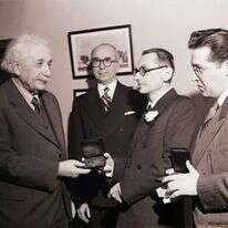 קורט גדל מקבל פרס מאת אלברט איינשטיין, אוניברסיטת פרינסטון, 1951 | גטי אימג'ס