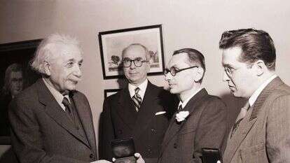 קורט גדל מקבל פרס מאת אלברט איינשטיין, אוניברסיטת פרינסטון, 1951 | גטי אימג'ס