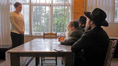 גיור בבית דין. | שאטרסטוק