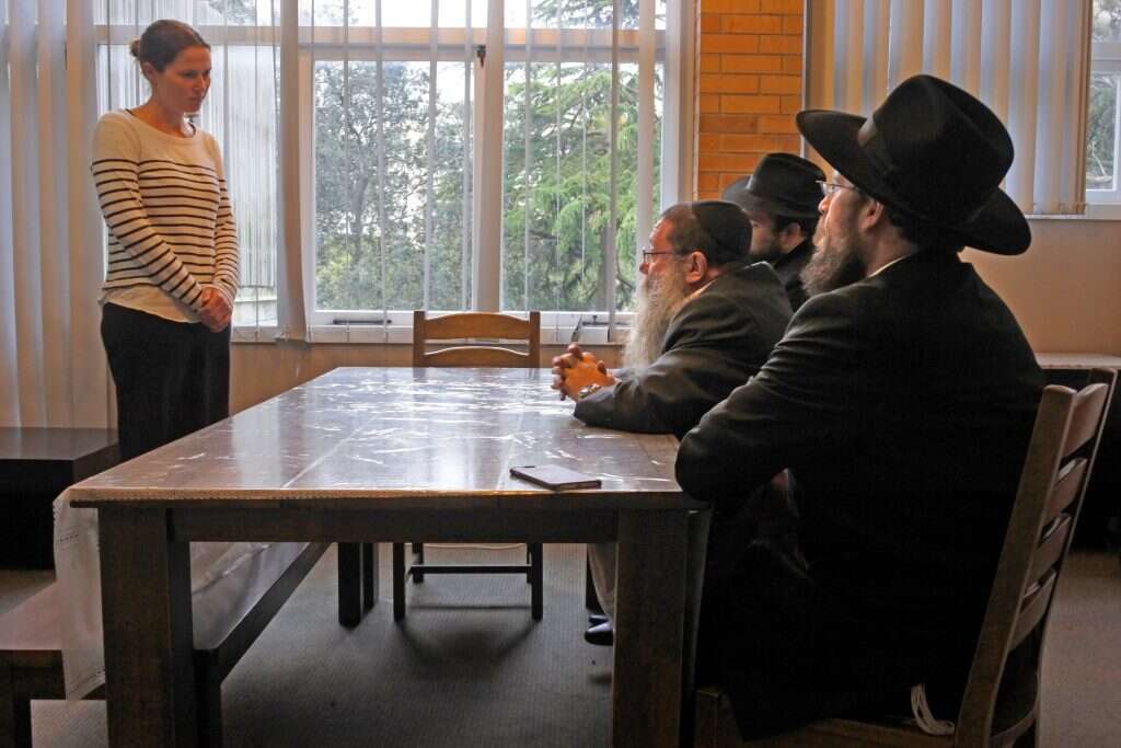 גיור בבית דין. | שאטרסטוק