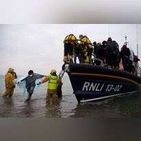 מהגרים שנתפסו בתעלת למאנש. | AFP