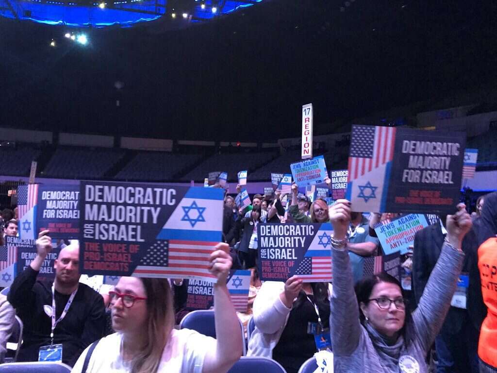 אנחנו מתמקדים בבחירות המקדימות של הדמוקרטים". קבוצת תומכי "הרוב
הדמוקרטי למען ישראל" בכנס בקליפורניה. | באדיבות הרוב הדמוקרטי למען ישראל