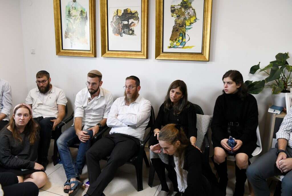 במרכז: ההורים דבורה ואבי; והאחים: חנן,
כתריאל ונעמה (יושבת מימין על הרצפה). | יוסי זליגר במרכז: ההורים דבורה ואבי; והאחים: חנן,
כתריאל ונעמה (יושבת מימין על הרצפה). | יוסי זליגר